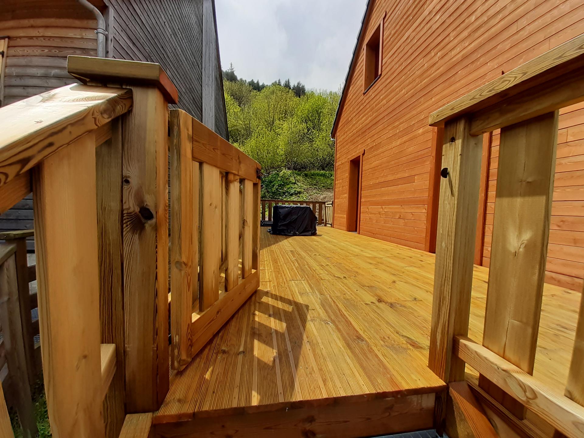 Terrasse sur la totalité du chalet