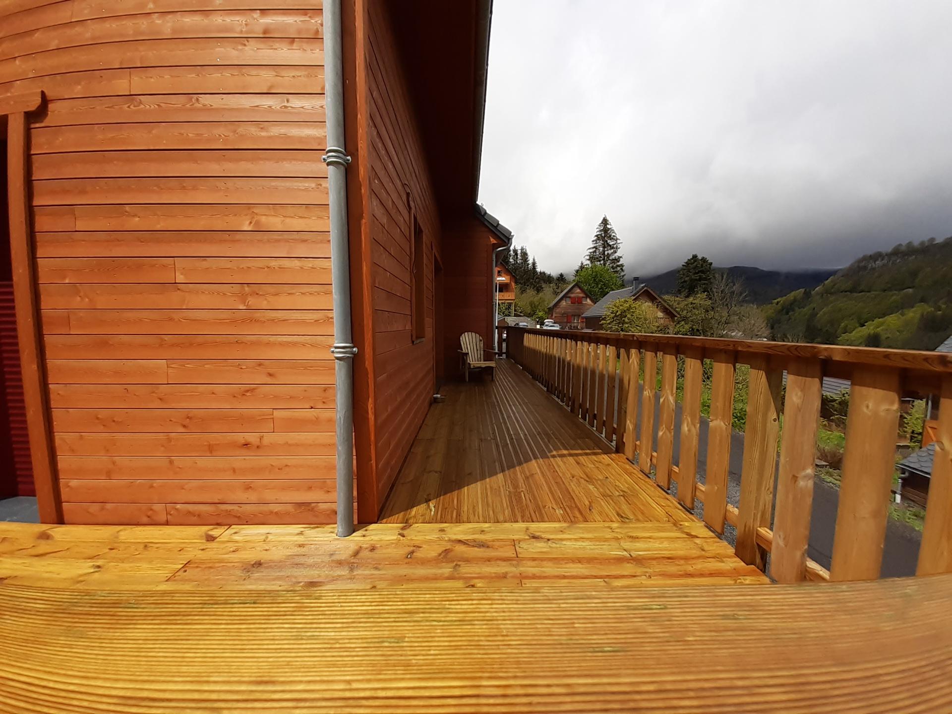 Terrasse sur la totalité du chalet