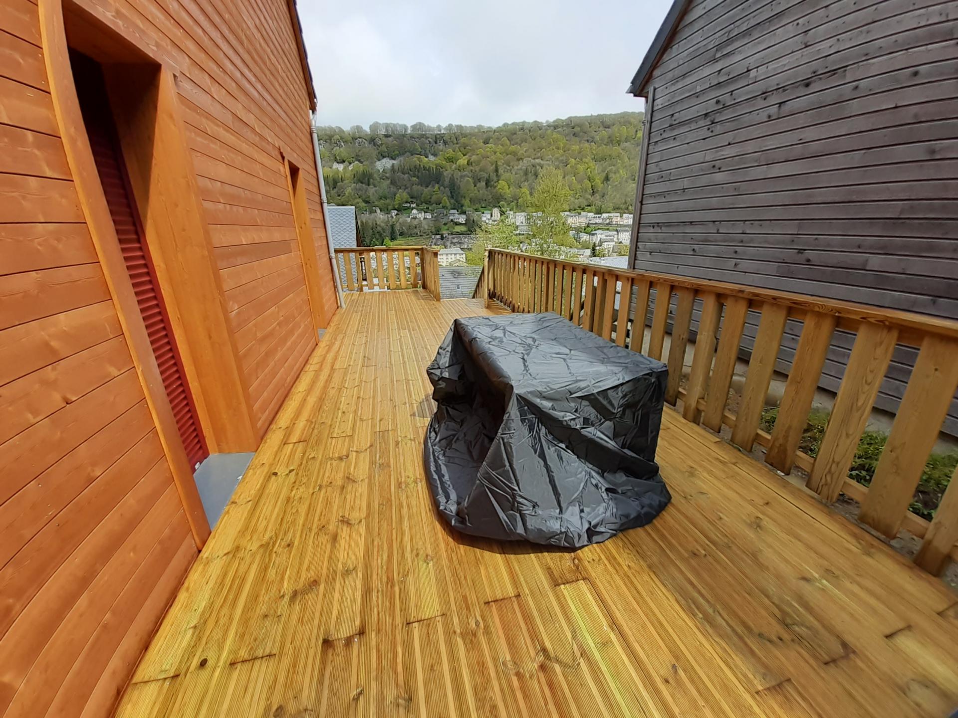 Terrasse sur la totalité du chalet