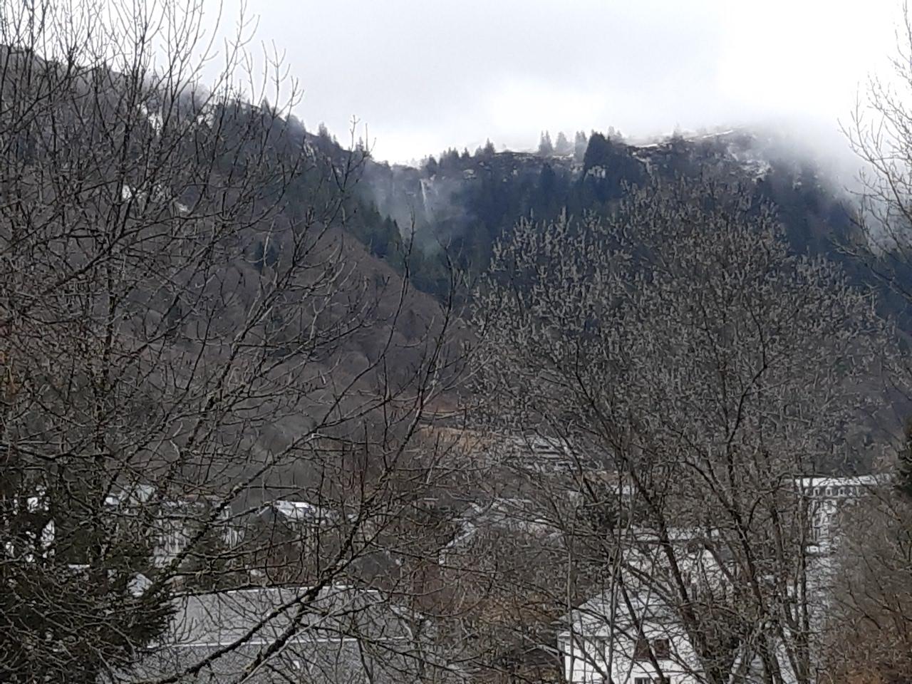 Vue sur la cascade depuis la ville