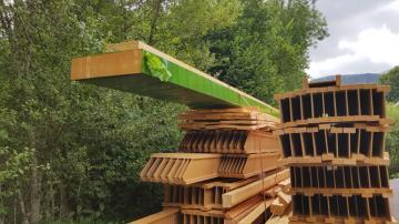 Arrivée sur le chantier des différents composants de l'ossature bois